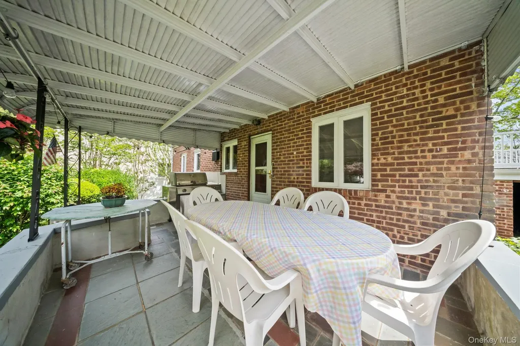 2816 215th Place Bayside NY 11360