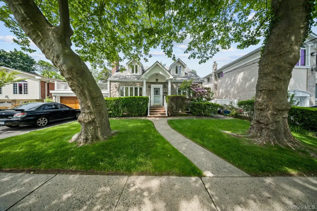 2816 215th Place Bayside NY 11360