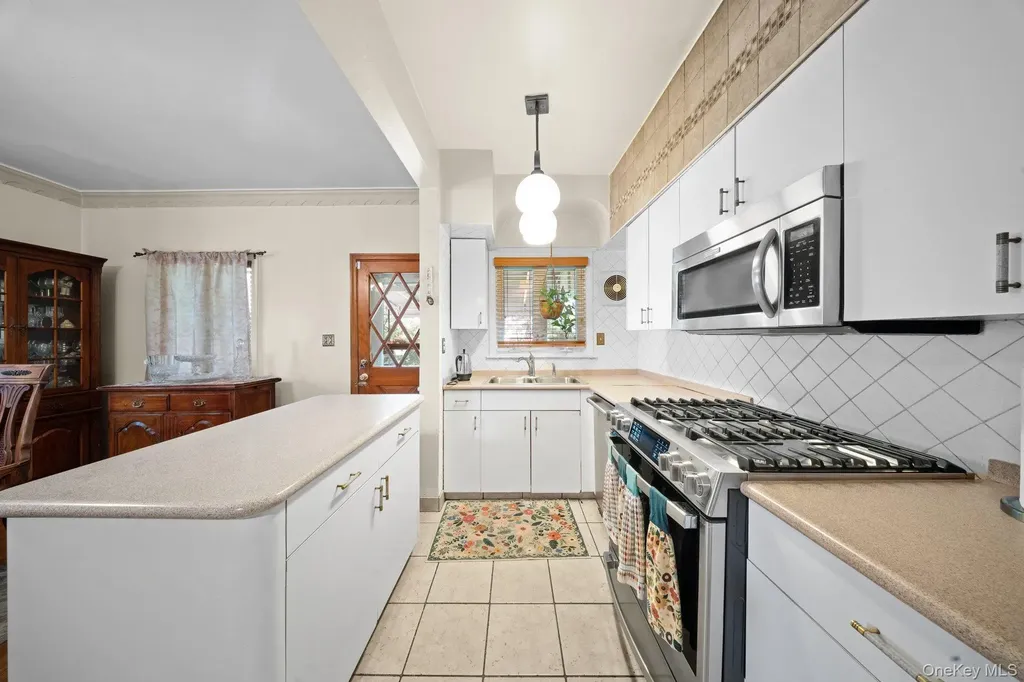 2816 215th Place Bayside NY 11360