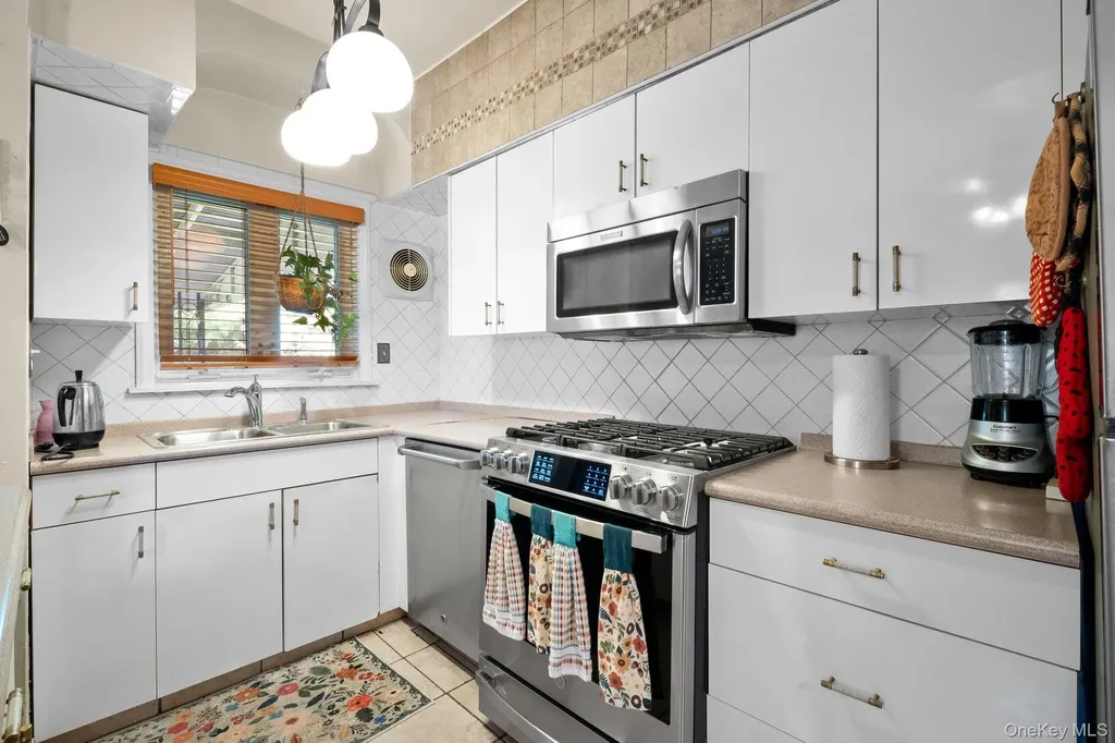 2816 215th Place Bayside NY 11360