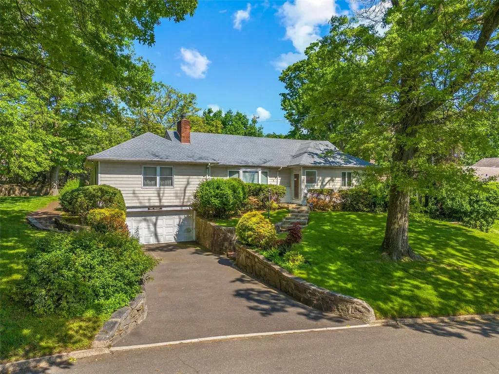 1 Talbot Drive Great Neck NY 11020