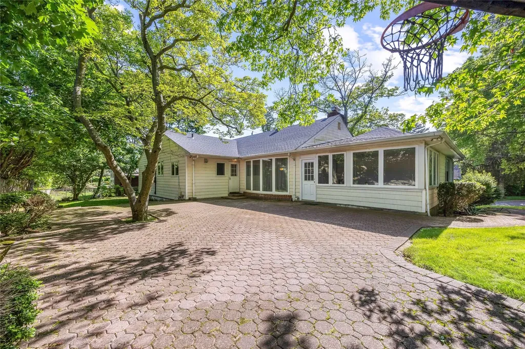 1 Talbot Drive Great Neck NY 11020