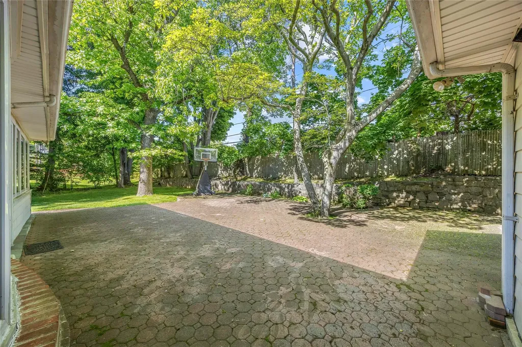 1 Talbot Drive Great Neck NY 11020
