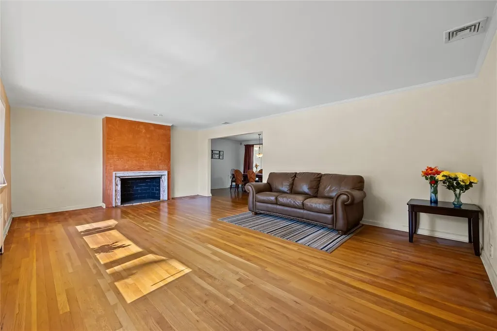1 Talbot Drive Great Neck NY 11020