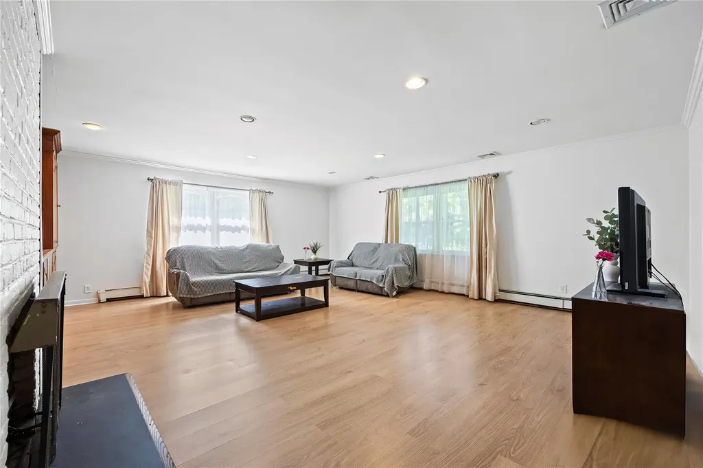 1 Talbot Drive Great Neck NY 11020