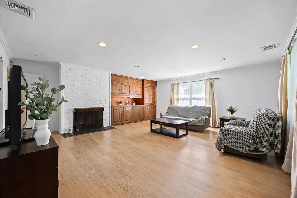 1 Talbot Drive Great Neck NY 11020