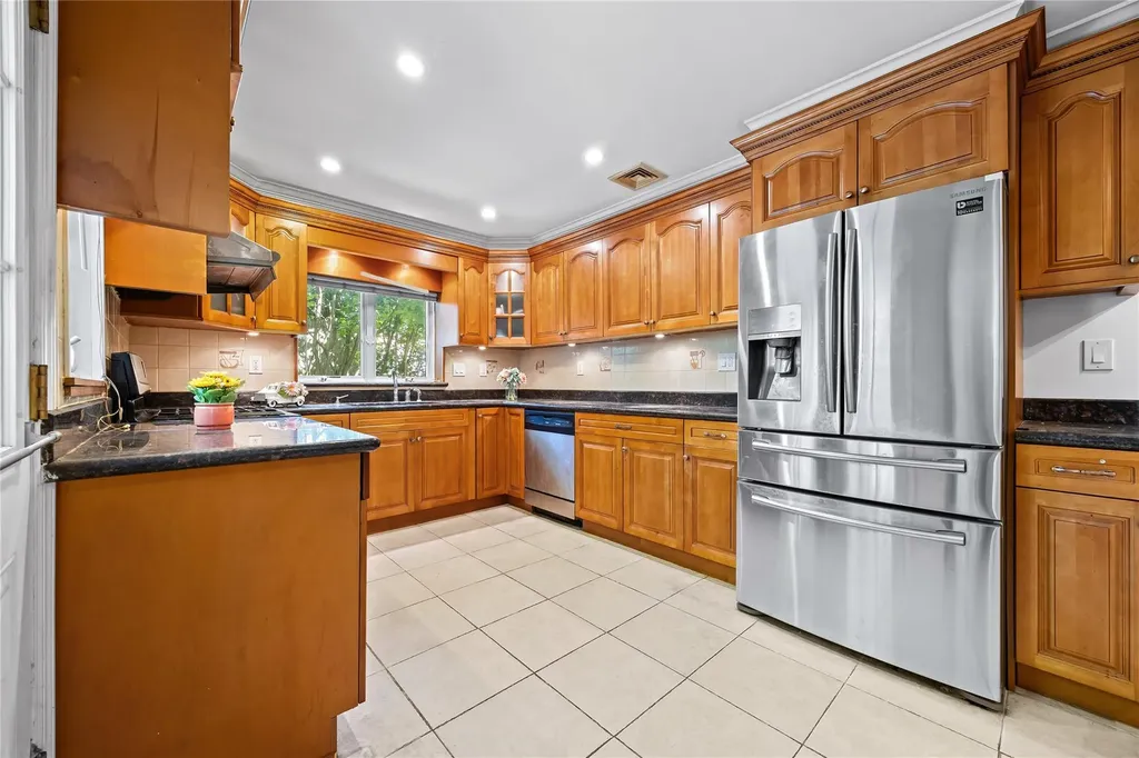 1 Talbot Drive Great Neck NY 11020