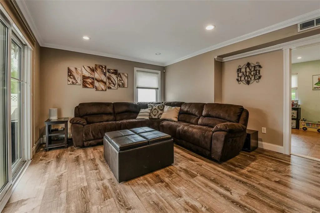 10 Garretson Avenue Islip NY 11751