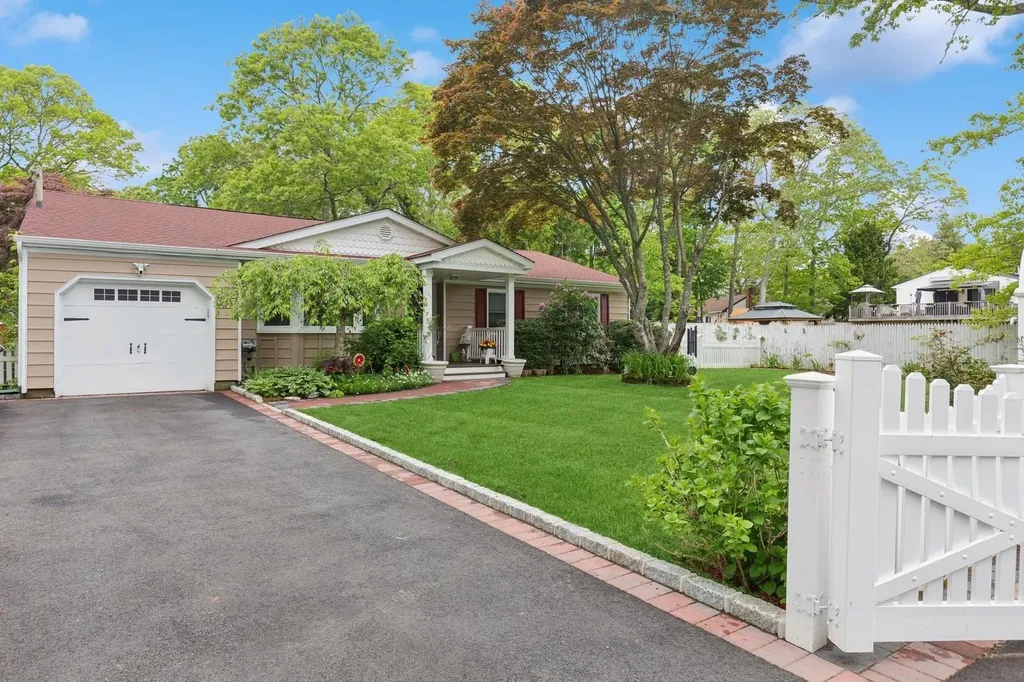 22 Ridge Road Shirley NY 11967