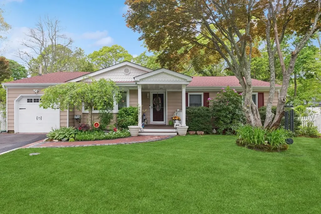 22 Ridge Road Shirley NY 11967