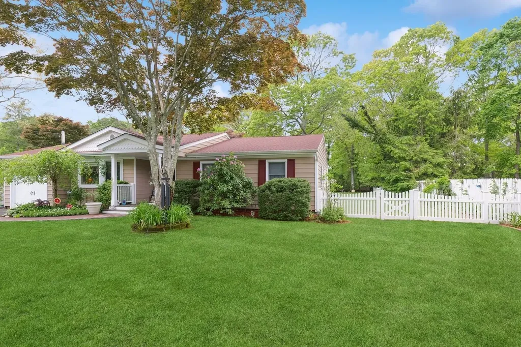 22 Ridge Road Shirley NY 11967