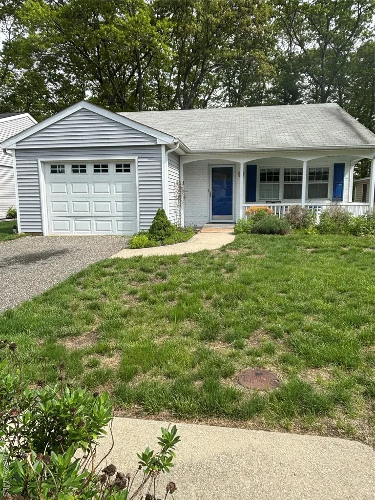 190 Canterbury Drive Ridge NY 11961