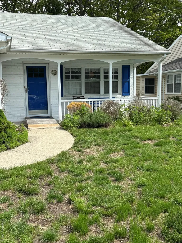 190 Canterbury Drive Ridge NY 11961