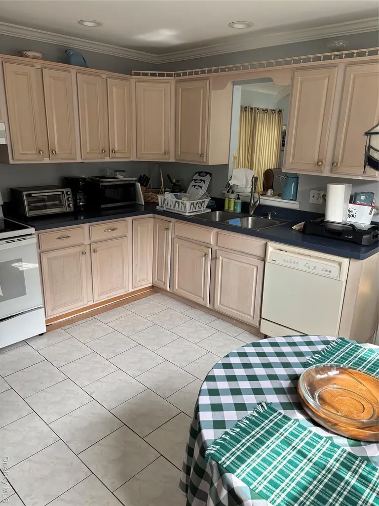 190 Canterbury Drive Ridge NY 11961