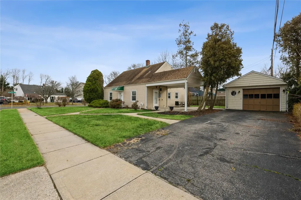 8 Sandy Lane Levittown NY 11756