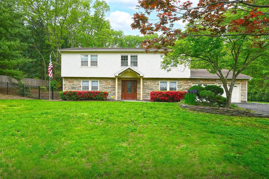 112 Stonehurst Lane Dix Hills NY 11746