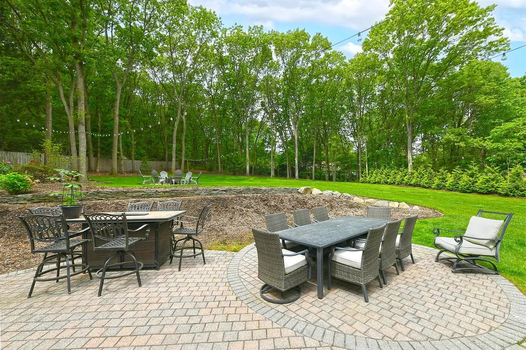 112 Stonehurst Lane Dix Hills NY 11746