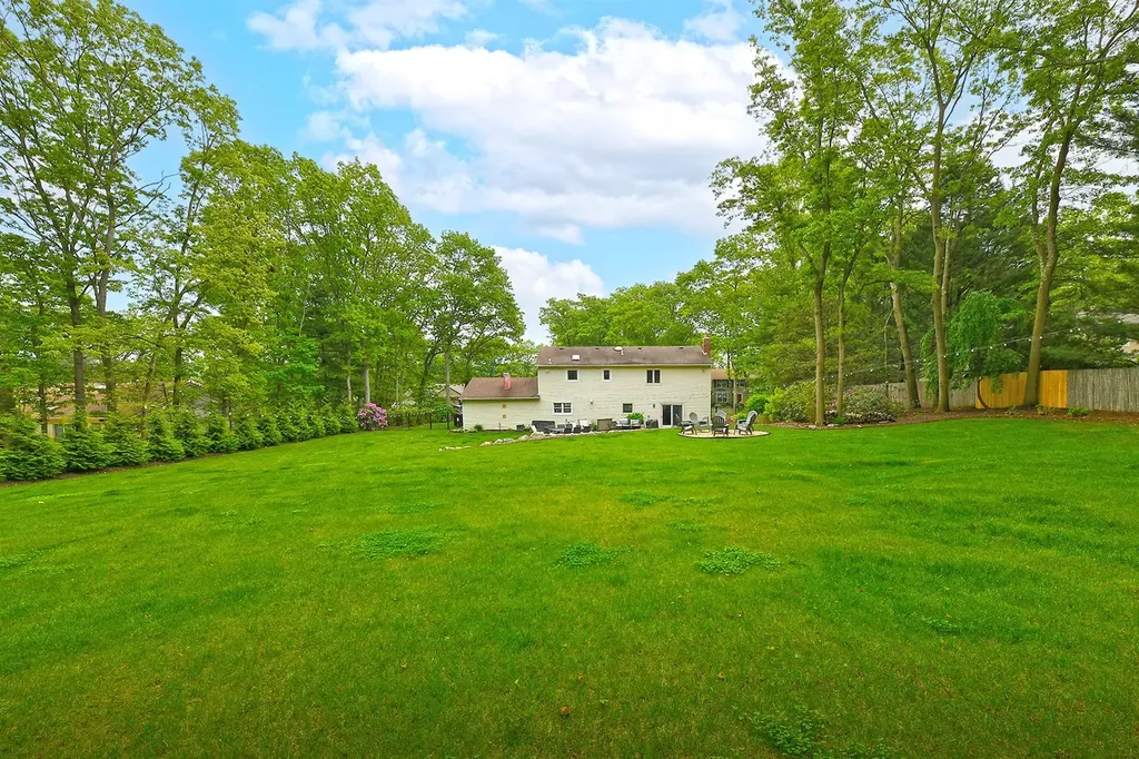 112 Stonehurst Lane Dix Hills NY 11746