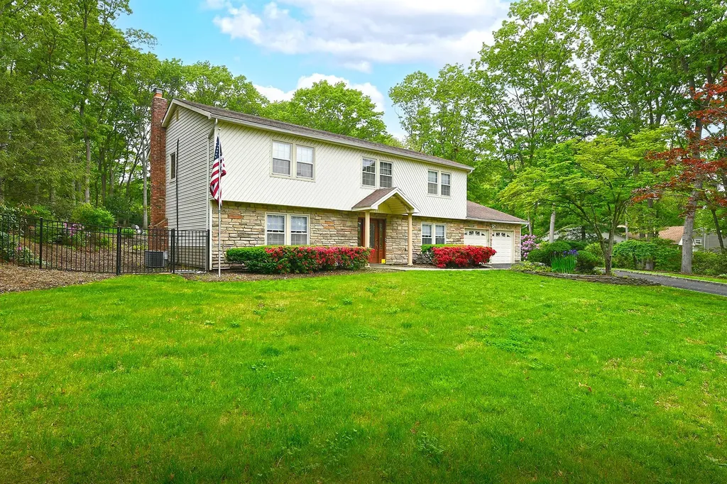 112 Stonehurst Lane Dix Hills NY 11746