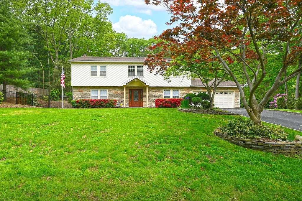112 Stonehurst Lane Dix Hills NY 11746