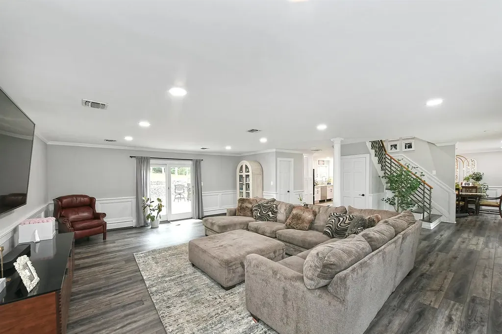 112 Stonehurst Lane Dix Hills NY 11746
