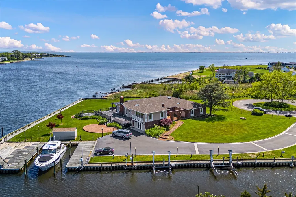 15 Post Lane Bay Shore NY 11706
