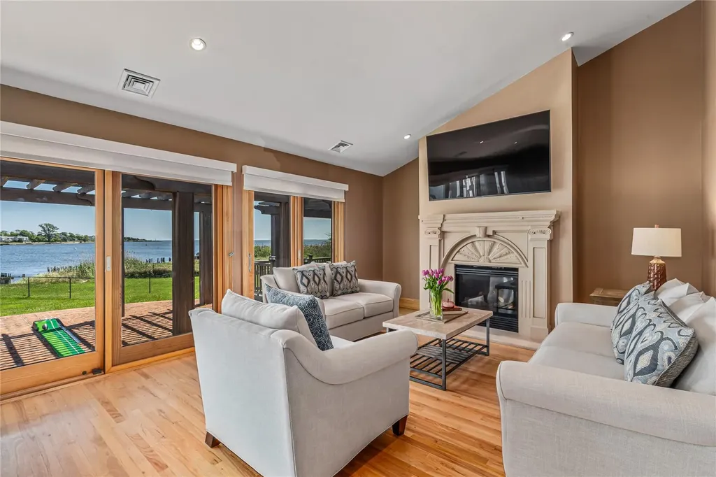 15 Post Lane Bay Shore NY 11706