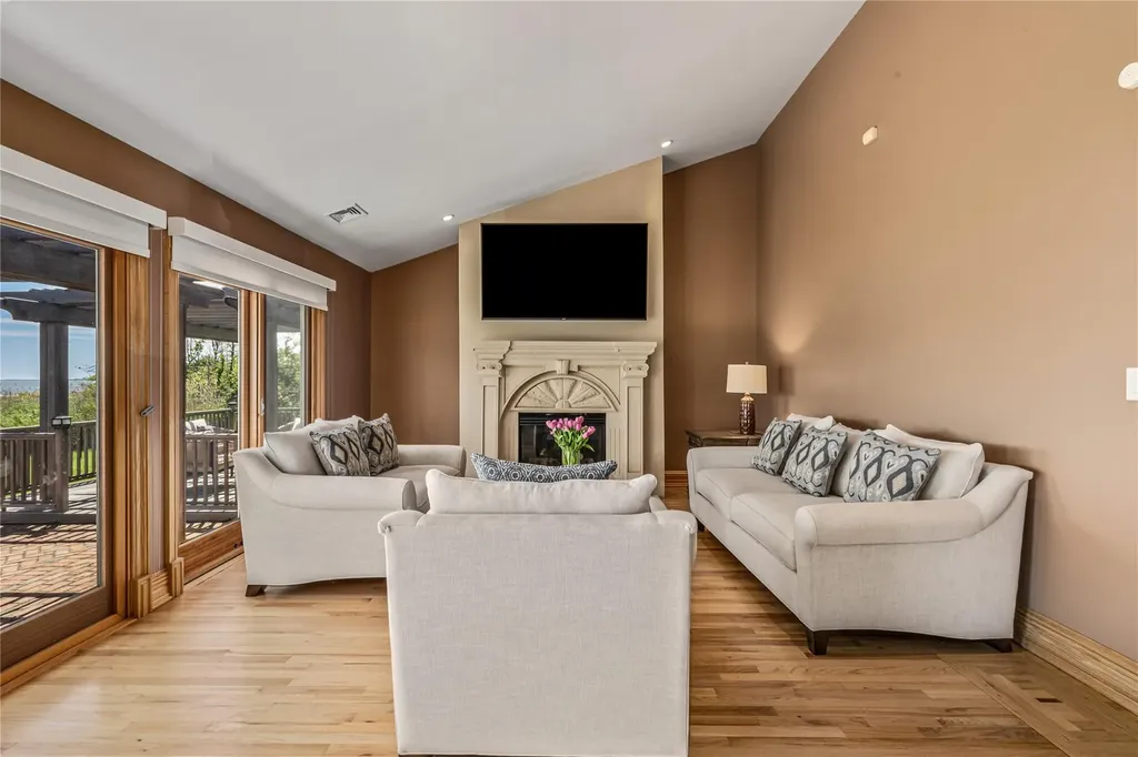 15 Post Lane Bay Shore NY 11706