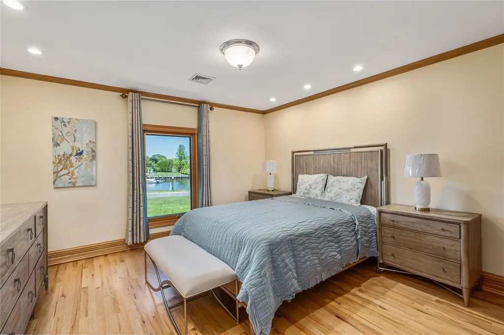 15 Post Lane Bay Shore NY 11706