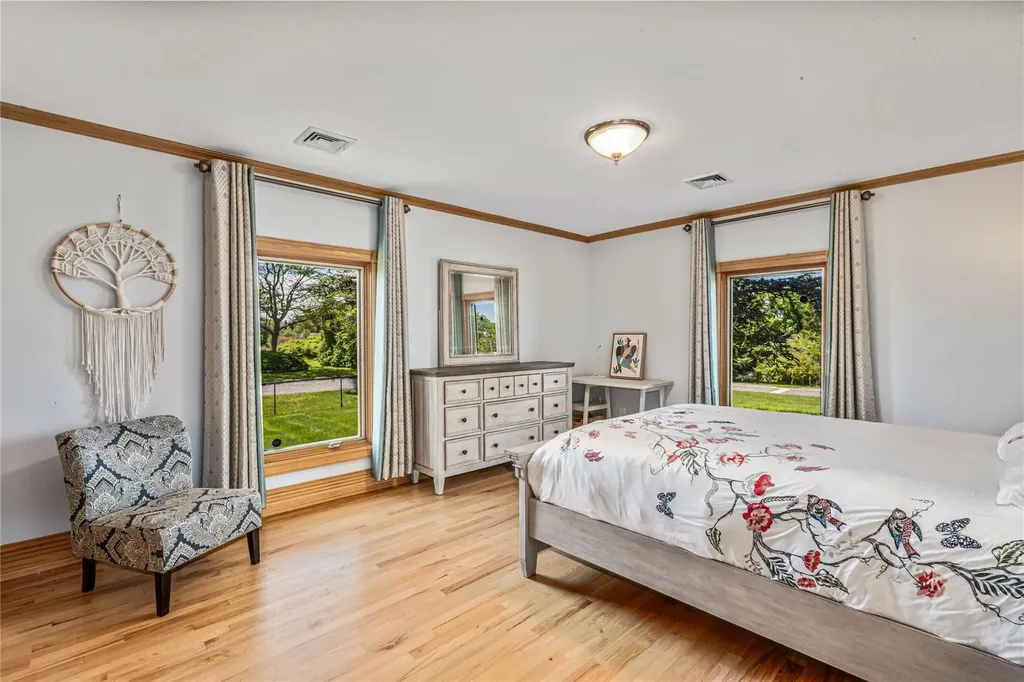 15 Post Lane Bay Shore NY 11706