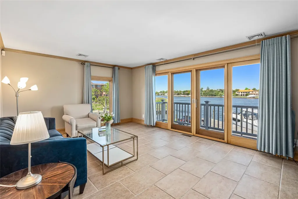 15 Post Lane Bay Shore NY 11706