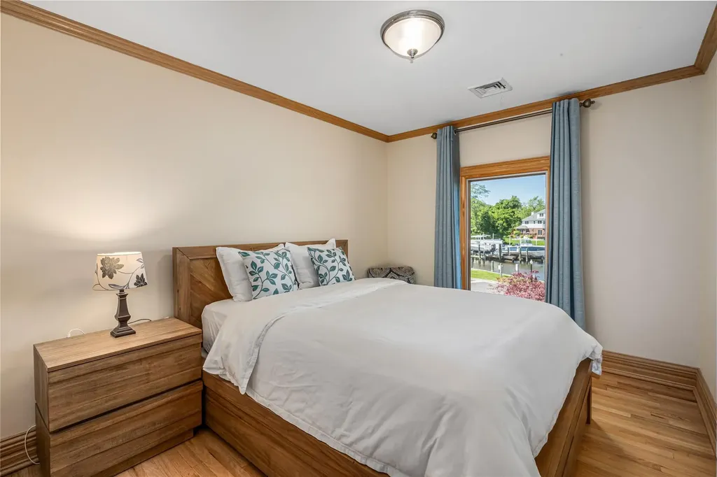 15 Post Lane Bay Shore NY 11706