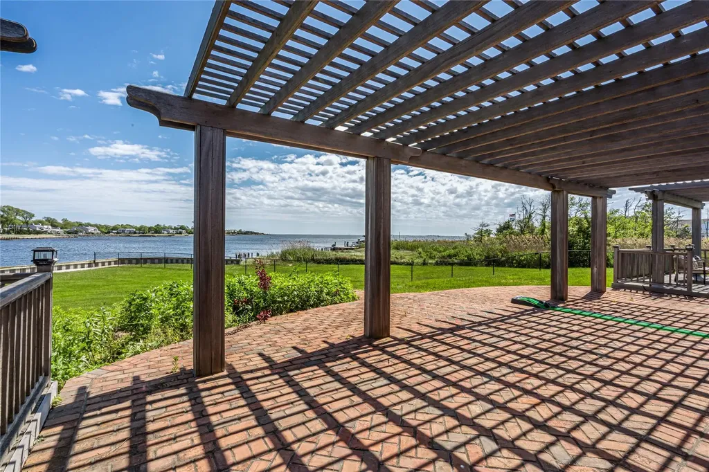 15 Post Lane Bay Shore NY 11706