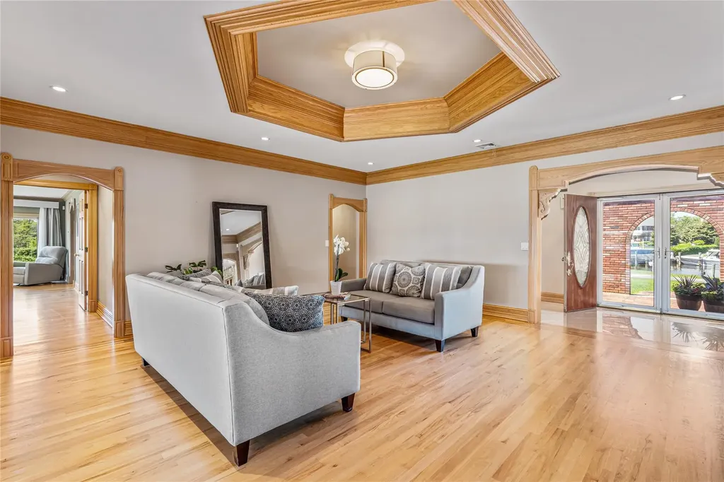 15 Post Lane Bay Shore NY 11706