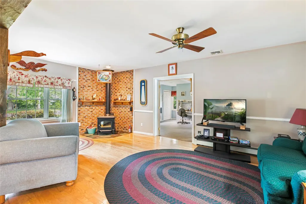 6645 Peconic Bay Boulevard Laurel NY 11948