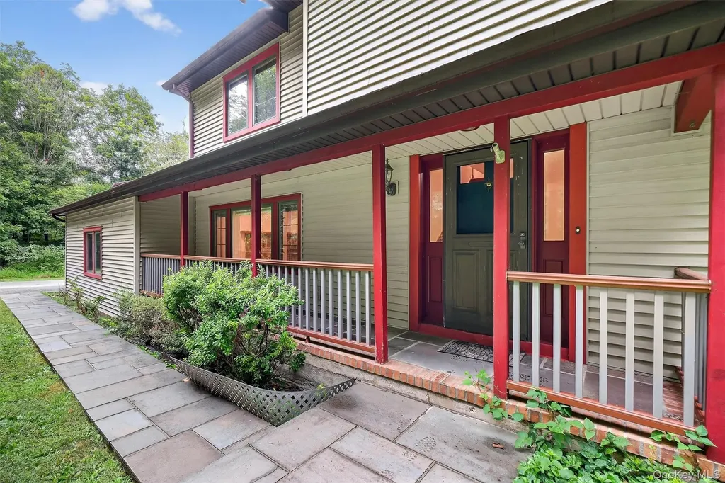 16 Flag Lane Campbell Hall NY 10916
