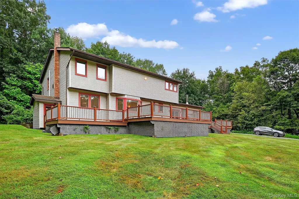 16 Flag Lane Campbell Hall NY 10916