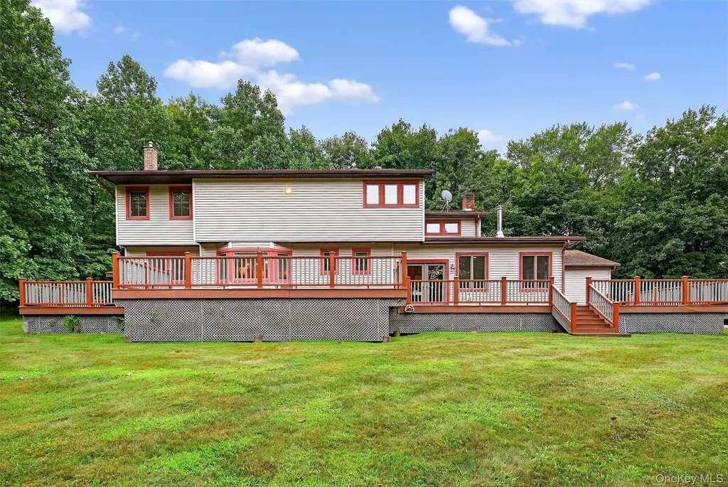 16 Flag Lane Campbell Hall NY 10916
