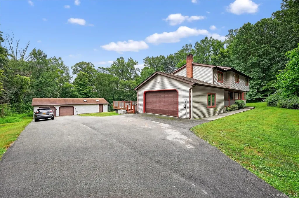 16 Flag Lane Campbell Hall NY 10916