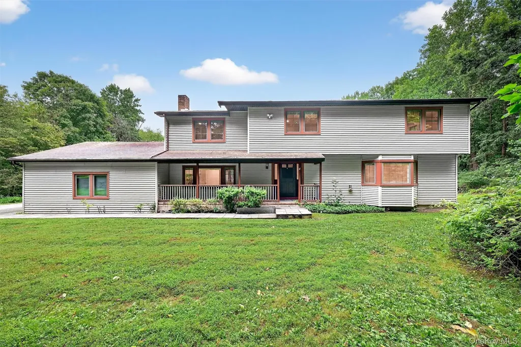 16 Flag Lane Campbell Hall NY 10916