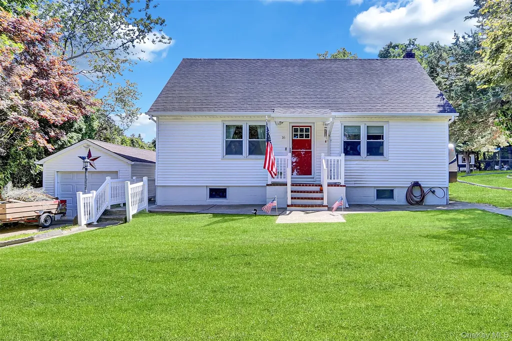 16 Hallock Lane Rocky Point NY 11778