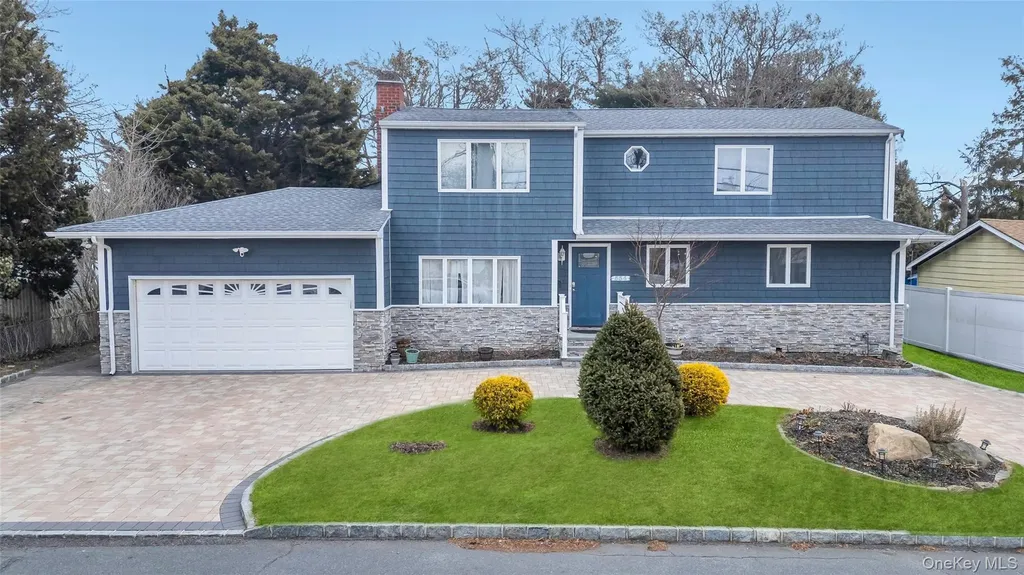 534 S Greene Avenue Lindenhurst NY 11757