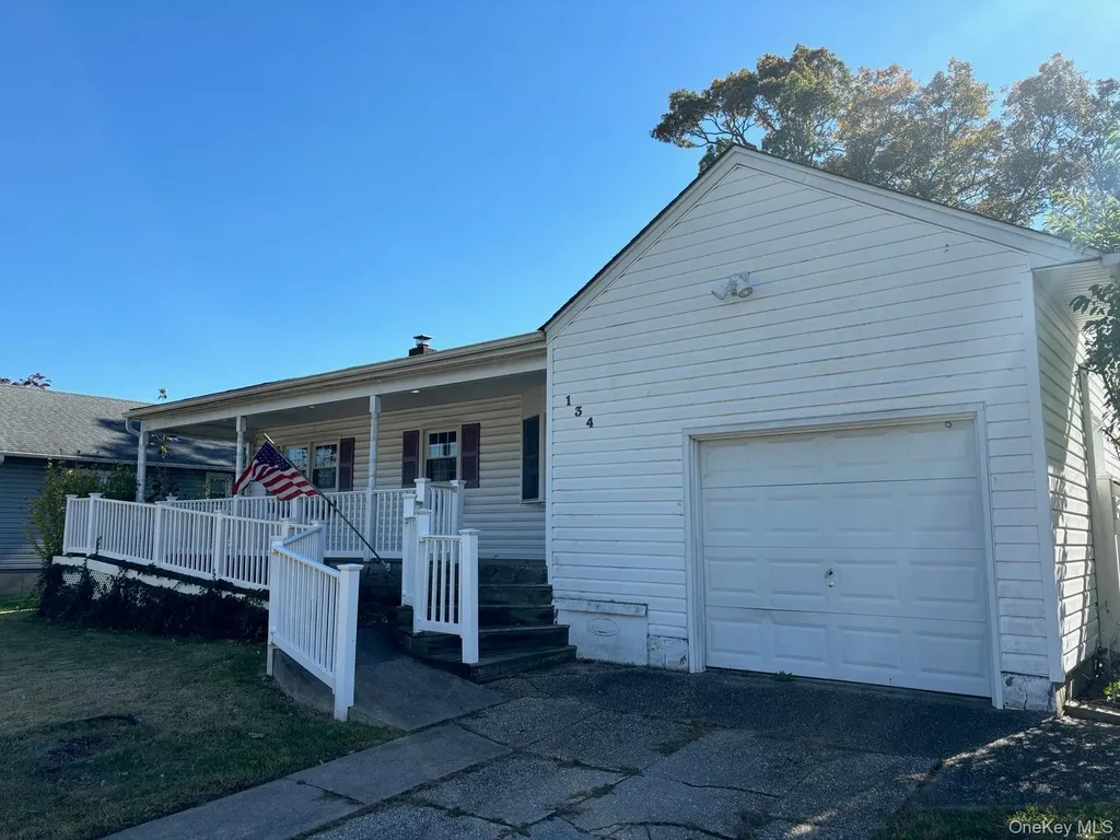 134 Veronica Lane North Babylon NY 11703