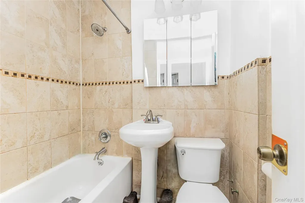 426 Calhoun Avenue Bronx NY 10465
