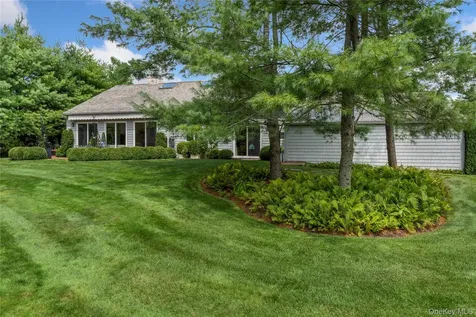 30 Huckleberry Lane East Hampton NY 11937