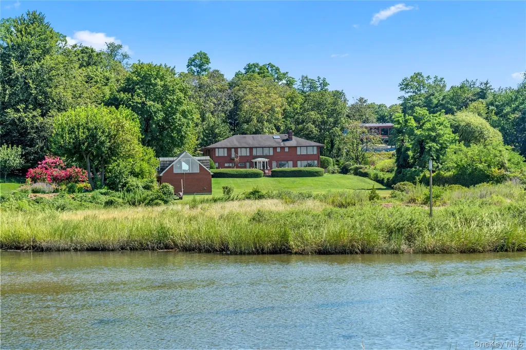22 Messenger Lane Sands Point NY 11050