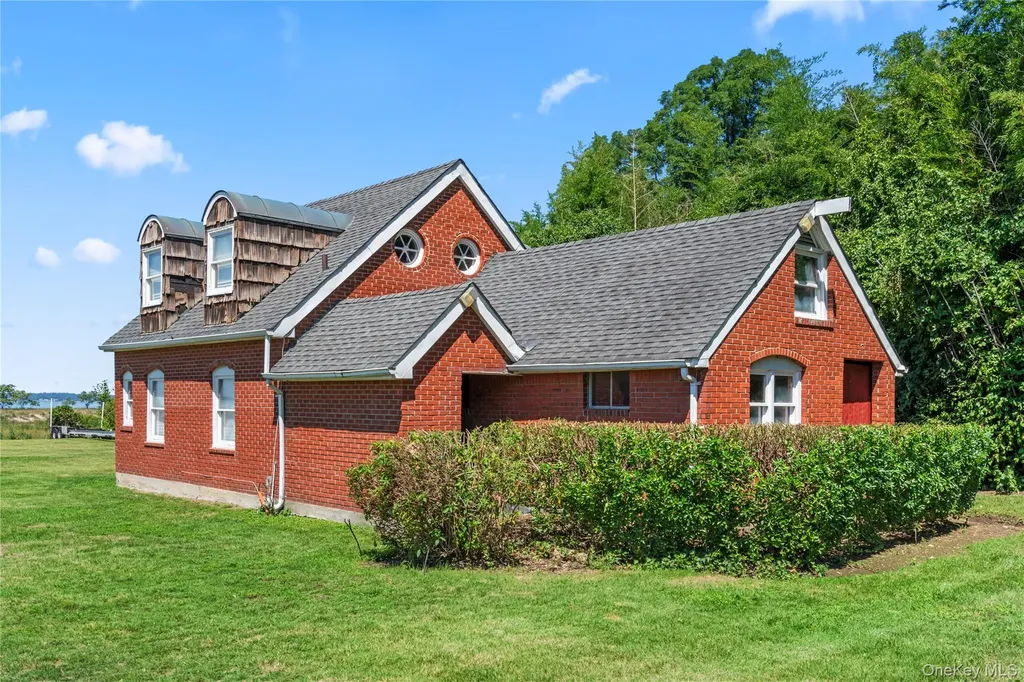 22 Messenger Lane Sands Point NY 11050