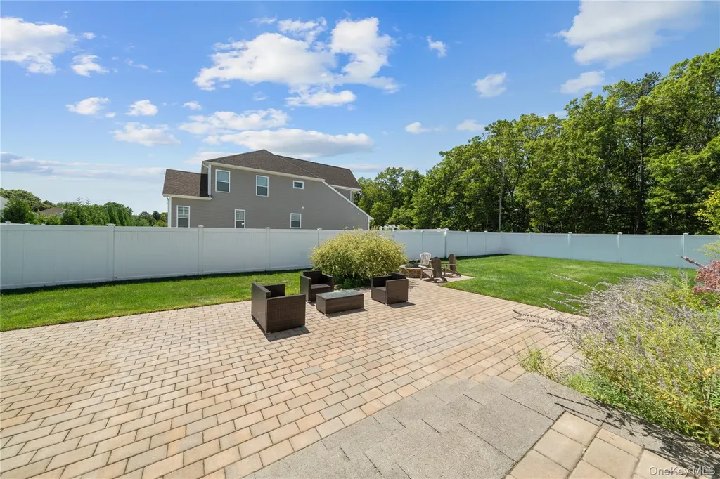 27 Lilac Lane Ridge NY 11961