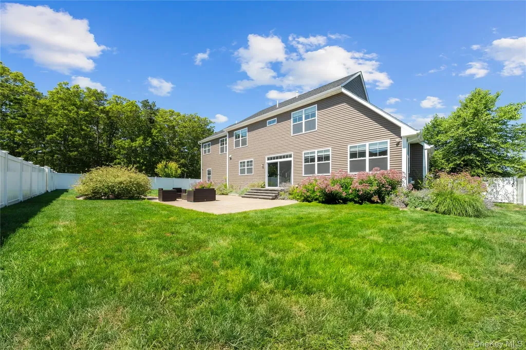 27 Lilac Lane Ridge NY 11961
