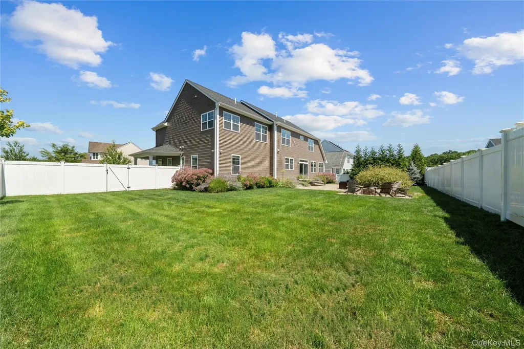 27 Lilac Lane Ridge NY 11961